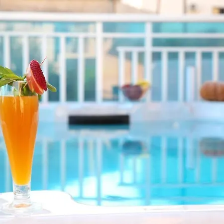 Daire Rose Pool Comfort *